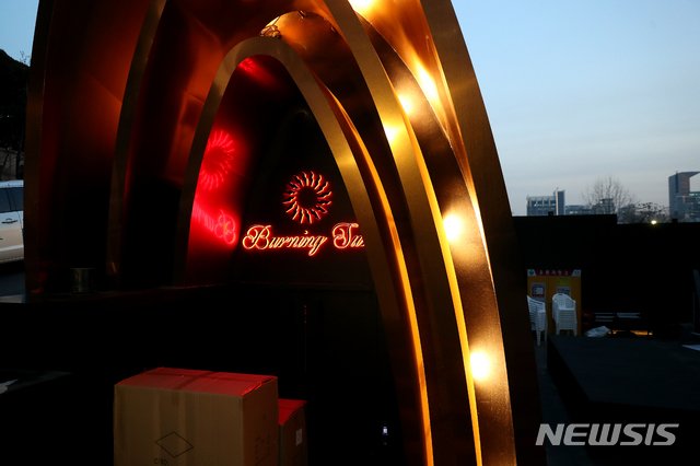 【서울=뉴시스】김병문 수습기자 = 마약 투약과 경찰과의 유착 의혹이 불거진 클럽 '버닝썬' 사건을 수사 중인 경찰이 지난 14일 업소와 역삼지구대를 압수수색했다. 사진은 이날 오후 서울 강남구 버닝썬의 모습. 2019.02.14. dadazon@newsis.com