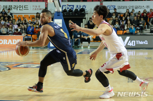 【전주=뉴시스】김얼 기자= 2018-2019 KBL 프로농구 전주 KCC 이지스와 고양 오리온스의 경기가 14일 전북 전주시 전주실내체육관에서 실시된 가운데 KCC 전태풍 선수가 돌파를 시도하고 있다. 2019.02.14.pmkeul@newsis.com