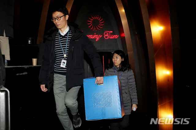 【서울=뉴시스】김병문 수습기자 = 경찰이 지난 14일 오후 서울 강남구 클럽 버닝썬에서 마약 투약과 경찰과의 유착 의혹에 대한 압수수색을 마친 후 압수품을 옮기고 있다. 2019.02.14. dadazon@newsis.com