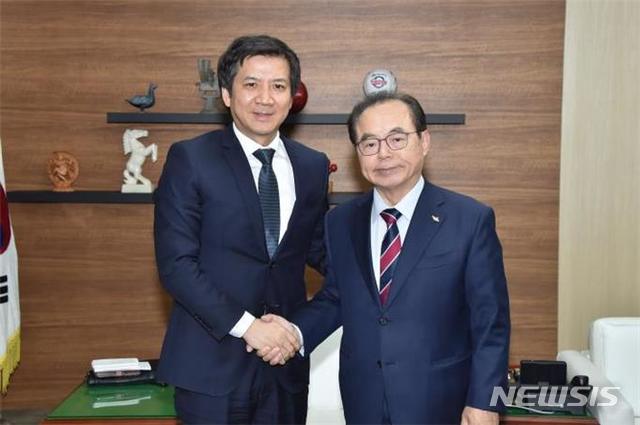  【부산=뉴시스】허상천 기자 = 오거돈 부산시장은 14일 시청 접견실에서 중국 최대 인공지능(AI) 유니콘 기업인 ‘센스타임’ 마이클 웬 장 사장의 예방을 받고 교류·협력방안 등에 관한 의견을 나눴다. 2019.02.15. (사진 = 부산시 제공) photo@newsis.com