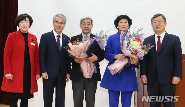 【창원=뉴시스】 홍정명 기자 = 15일 열린 경남 밀양시 밀양초등학교 제109회 졸업식에서 독립운동가 고 김상득·한봉삼 선생의 명예졸업장을 대신받은 밀양독립운동사연구소 윤일선(가운데) 소장과 한봉삼 선생의 조카며느리 조현주(오른쪽 두 번째)씨가 박종훈(왼쪽 두 번째) 경남도교육감, 박일호(오른쪽 첫 번째) 밀양시장, 김춘옥 교장과 기념촬영을 하고 있다.2019.02.15.(사진=경남도교육청 제공) photo@newsis.com 