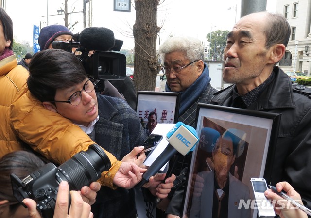 【도쿄=뉴시스】 조윤영 특파원 =미쓰비시중공업을 상대로 소송을 제기했던 강제징용 피해자 이병목 할아버지 아들 이규매씨가 15일 일본 도쿄 지요다구 마루노우치에 위치한 미쓰비시중공업 본사 앞에서 심경을 말하고 있다.  2019.02.15  yuncho@newsis.com 