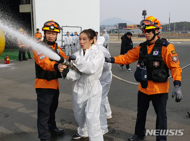 중앙119구조본부에서 소방관들과 함께 훈련 중인 티웨이항공 승무원들