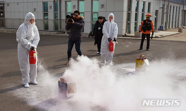 소화기를 이용해 소방훈련에 참여하고 있는 티웨이항공 승무원들