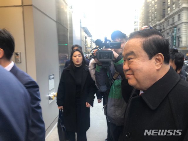 【뉴욕=뉴시스】한주홍 기자 = 일본 언론이 방미 중인 문희상 국회의장에게 질문을 하기 위해 14일(현지시간) 뉴욕 '코리아 소사이어티' 앞에서 대기하고 있다. 
