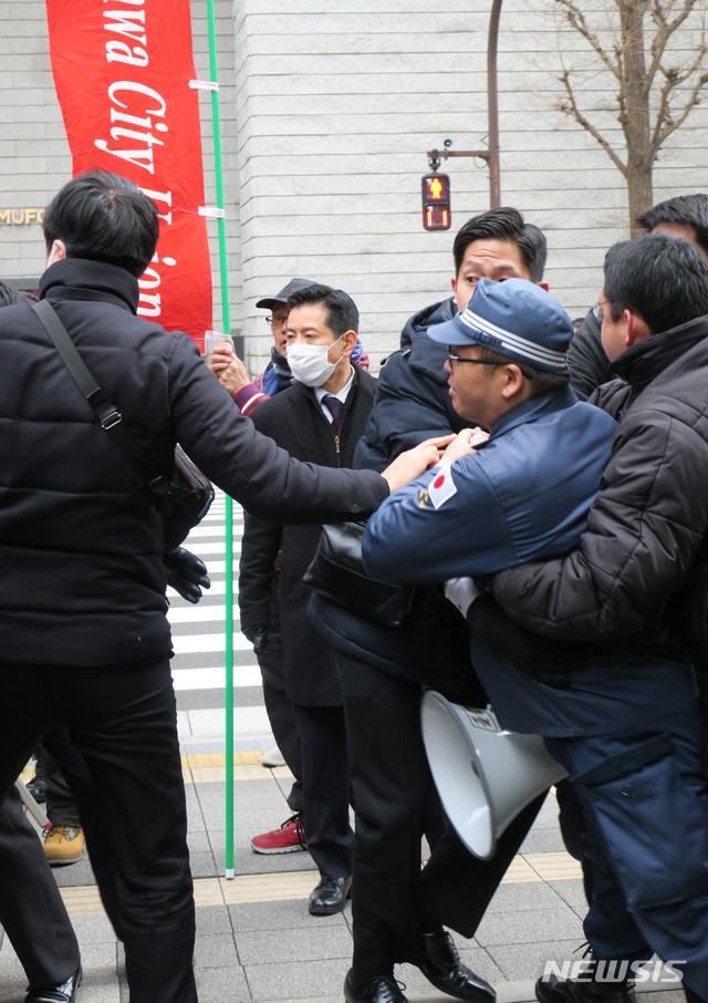 【도쿄=뉴시스】 조윤영 특파원 =신일철주금 강제징용 피해자 변호인단이 15일 오후 일본 도쿄 신일철주금(옛 신일본제철) 본사를 방문했다. 작년 10월 30일 대법원 배상판결 이후 세 번째 방문이다. 이날은 일본 우익단체에서도 와서 "한국인은 빨리 돌아가라"며 시위했으며 이로인해 일본 경찰들과 몸싸움이 벌어지기도 했다. 2019.02.15.yuncho@newsis.com