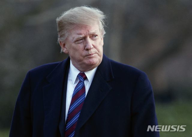 【워싱턴=AP/뉴시스】도널드 트럼프 미 대통령이 지난 8일 백악관에서 대통령 전용 헬기 마린 원에서 내리고 있다. 트럼프는 키 187㎝(6피트3인치)에 체중 110.2㎏(243파운드)로 체질량지수(BMI) 30.4를 기록해 공식적으로 비만으로 분류됐다. 그러나 혈압은 최고 118에 최저 80으로 정상을 나타냈다. 의사들은 그러나 콜레스테롤 수치가 높아 나쁜 콜레스테롤 LDL을 줄이고 체중을 9∼11㎏ 뺄 것을 권고했다. 2019.2.15