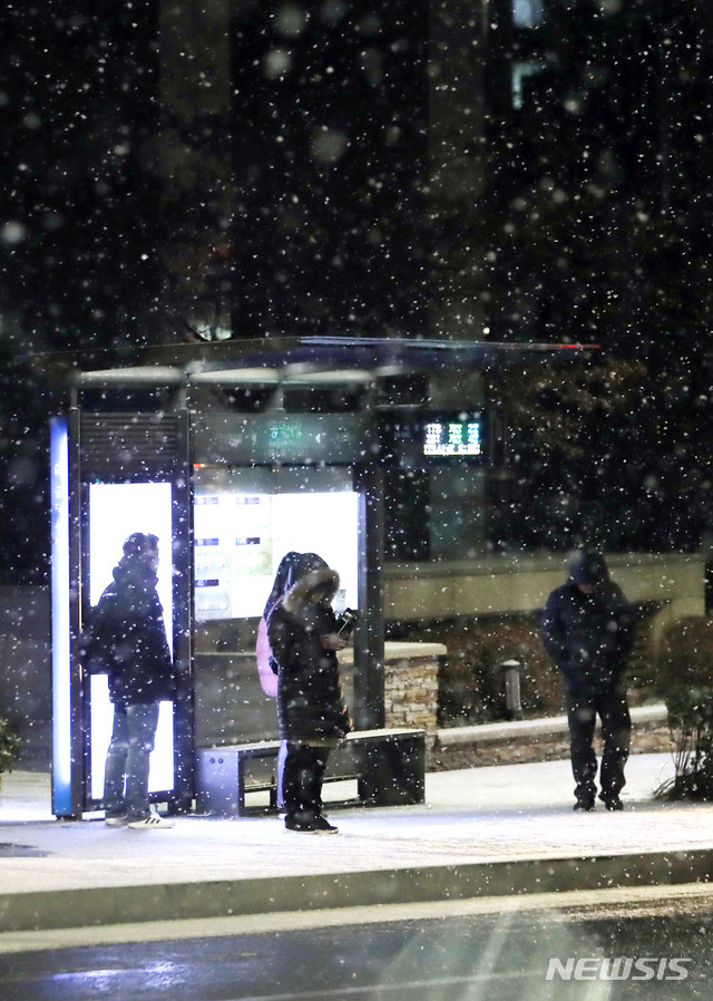 [서울=뉴시스] 최동준 기자 =지난 2월15일 서울 공덕역 인근에서 시민들이 출근길 버스를 기다리고 있다. 2019.02.15. photocdj@newsis.com