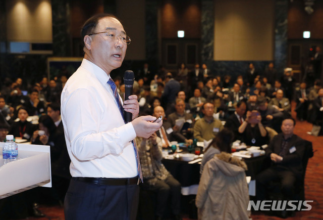 【서울=뉴시스】최동준 기자 = 홍남기 경제부총리 겸 기획재정부 장관이 15일 서울 영등포구 중소기업중앙회에서 열린 CEO혁신포럼에 참석해 '4차 산업혁명과 우리의 대응'이라는 주제로 강연하고 있다. 2019.02.15. photocdj@newsis.com
