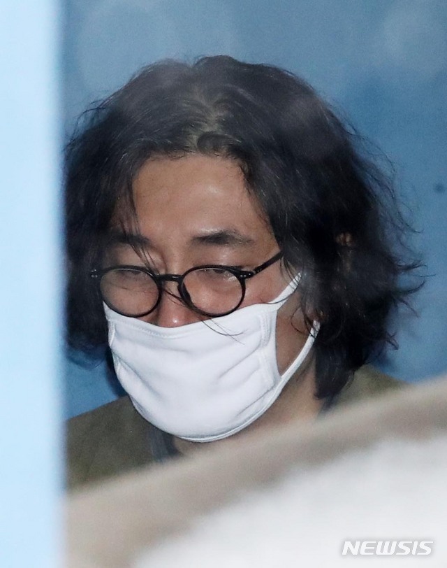 【서울=뉴시스】 고범준 기자 = 횡령과 배임 등 경영비리 혐의로 재판에 넘겨진 이호진 전 태광그룹 회장이 15일 오전 서울 서초구 서울고등법원에서 열린 파기환송심 선고 공판을 위해 호송차에서 내려 법정으로 들어가고 있다. 이 전 회장은 지난 2011년 4백억 원대 횡령과 배임 혐의로 구속됐다 질환 등의 이유로 풀려났지만 음주와 흡연 논란으로 다시 구속됐다. 2019.02.15. bjko@newsis.com