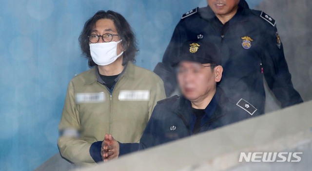 【서울=뉴시스】 고범준 기자 = 횡령과 배임 등 경영비리 혐의로 재판에 넘겨진 이호진 전 태광그룹 회장이 15일 오전 서울 서초구 서울고등법원에서 열린 파기환송심 선고 공판을 위해 호송차에서 내려 법정으로 들어가고 있다.&nbsp; 이 전 회장은 지난 2011년 4백억 원대 횡령과 배임 혐의로 구속됐다 질환 등의 이유로 풀려났지만 음주와 흡연 논란으로 다시 구속됐다. 2019.02.15.&nbsp; bjko@newsis.com