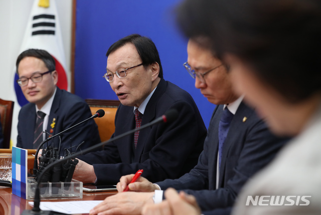 【서울=뉴시스】고승민 기자 = 지난 15일 오전 서울 여의도 국회에서 열린 더불어민주당 최고위원회의에서 방미일정을 마치고 돌아온 이해찬 대표가 보고 및 5.18 망언 등 현안 관련 모두발언하고 있다. 2019.02.15.kkssmm99@newsis.com