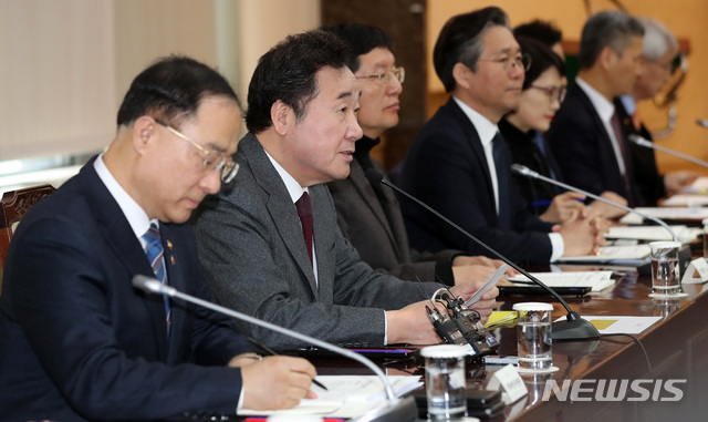 【서울=뉴시스】이영환 기자 = 이낙연 국무총리가 15일 오전 서울 종로구 정부서울청사에서 열린 미세먼지특별대책위원회에 참석해 모두발언을 하고 있다. 2019.02.15.  20hwan@newsis.com