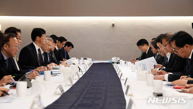 【서울=뉴시스】 이호승(왼쪽 세번째) 기획재정부 차관이 15일 서울시 종로구 세종로 정부서울청사에서 열린 제2차 물가관계차관의 및 제3차 혁신성장전략점검회의를 주재, 모두발언을 하고 있다. 2019.02.15. (사진=기획재정부 제공)&nbsp;&nbsp; photo@newsis.com