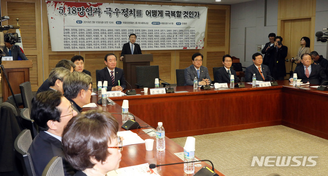 【서울=뉴시스】박영태 기자 = 15일 오전 서울 영등포구 여의도 국회 의원회관에서 열린 "5.18망언과 극우정치, 어떻게 극복할 것인가" 긴급토론회에서 손학규 바른미래당 대표가 축사를 하고 잇다. 2019.02.15. since1999@newsis.com