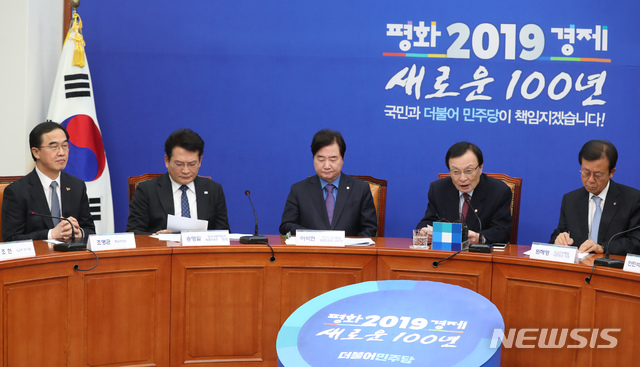 【서울=뉴시스】고승민 기자 = 15일 오전 서울 여의도 국회에서 열린 더불어민주당 한반도평화관련위원회 연석회의에서 이해찬 대표가 방미 성과를 공유하고 있다. 2019.02.15. kkssmm99@newsis.com 