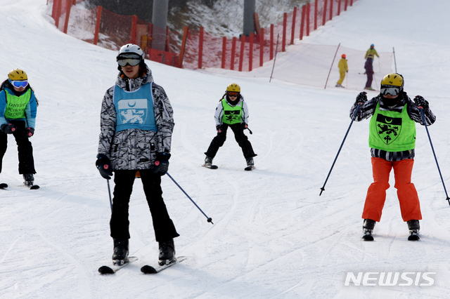 【평창=뉴시스】청소년 스키어들이 강원 평창군 용평리조트 스키장에서 스키 강습을 받고 있다. (사진= 뉴시스 DB)