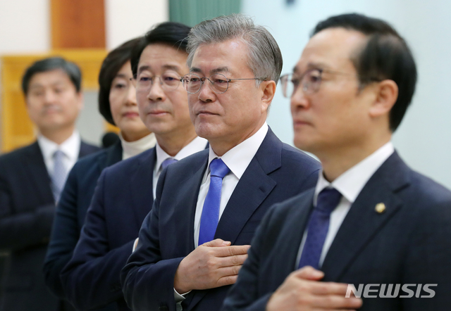 【서울=뉴시스】박진희 기자 = 문재인 대통령이 15일 오전 청와대 본관에서 열린 '국가정보원·검찰·경찰 개혁 전략회의'에 참석하여 국민의례를 하고 있다. 왼쪽부터 홍영표 더불어민주당 원내대표, 문 대통령, 더불어민주당 조정식 정책위의장, 박영선 국회 사법개혁특별위원장, 김영배 민정비서관. 2019.02.15. pak7130@newsis.com