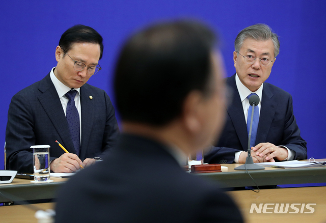 【서울=뉴시스】박진희 기자 = 문재인 대통령은 15일 오전 청와대 본관에서 '국가정보원·검찰·경찰 개혁 전략회의'를 주재하고 있다. 왼쪽부터 홍영표 더불어민주당 원내대표, 김부겸 행정안전부 장관, 문 대통령. 2019.02.15. pak7130@newsis.com