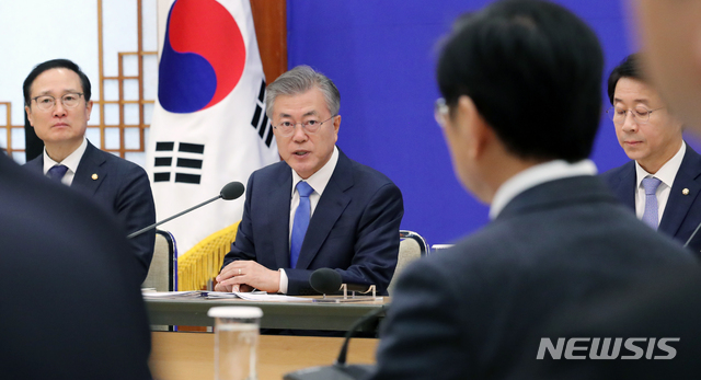 【서울=뉴시스】박진희 기자 = 문재인 대통령은 15일 오전 청와대 본관에서 '국가정보원·검찰·경찰 개혁 전략회의'를 주재하며 박상기 법무부 장관을 바라보고 있다. 2019.02.15. pak7130@newsis.com