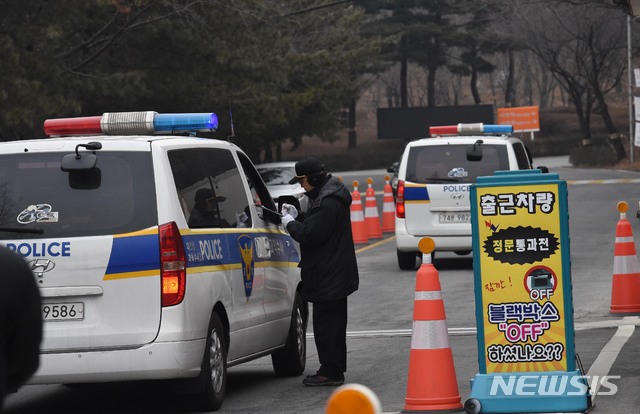 【대전=뉴시스】함형서 기자 =전날 오전 대전 유성구 외삼동 한화 대전공장에서 폭발 사고가 발생해 3명의 사망자가 발생한 가운데 대전지방경찰청 과학수사대 차량이 15일 오전 현장으로 들어가고 있다. 2019.02.15.foodwork23@newsis.com