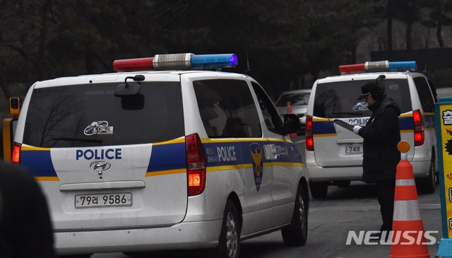 【대전=뉴시스】함형서 기자 =전날 오전 대전 유성구 외삼동 한화 대전공장에서 폭발 사고가 발생해 3명의 사망자가 발생한 가운데 대전지방경찰청 과학수사대 차량이 15일 오전 현장으로 들어가고 있다. 2019.02.15. foodwork23@newsis.com