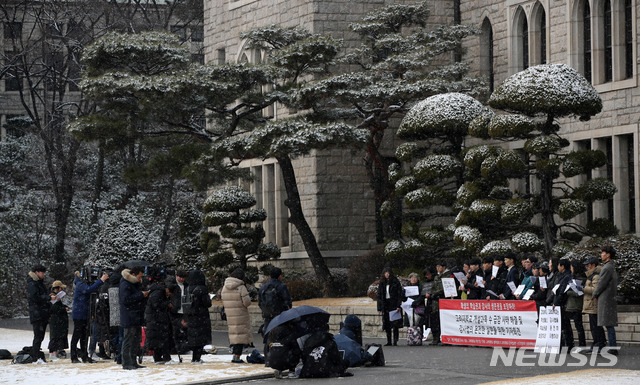 【서울=뉴시스】김선웅 기자 = 15일 오전 서울 성북구 고려대학교 본관 앞에서 고대 총학생회가 기자회견을 열고 개설과목 수 급감 사태 해결 및 강사법의 온전한 실현을 촉구하고 있다. 오는 13일 국회에서는 대학과 강사, 학생들이 모여 강사 해고 사태의 해법을 모색하는 토론회를 연다. 2019.02.15. mangusta@newsis.com