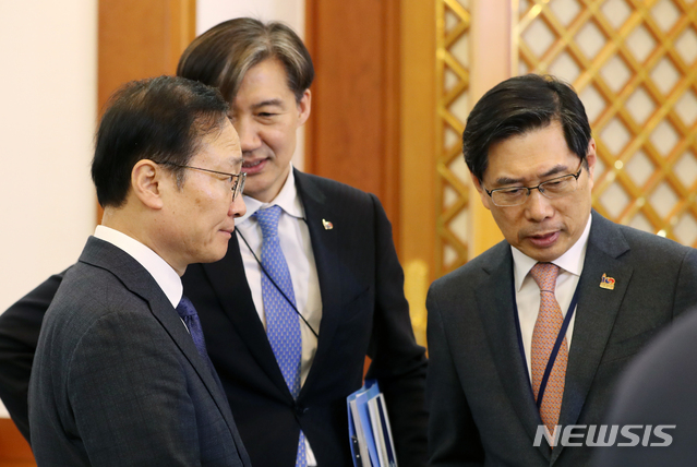 【서울=뉴시스】박진희 기자 = 조국 민정수석이 15일 오전 청와대 본관에서 열린 '국가정보원·검찰·경찰 개혁 전략회의'에 참석하여 홍영표 더불어민주당 원내대표, 박상기 법무부 장관과 대화를 나누고 있다. 2019.02.15. pak7130@newsis.com