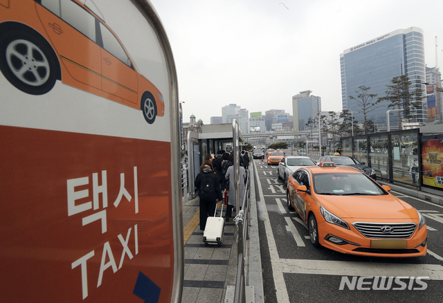 【서울=뉴시스】최진석 기자 = 서울 택시 요금 인상을 하루 앞둔 15일 서울역 앞에서 택시가 줄지어 대기하고 있다.&nbsp; 서울 택시 요금이 16일 새벽 4시부터 서울택시(중형) 기본요금(2㎞)이 주간 3800원, 심야 4600원으로 인상된다. 요금 인상은 지난 2013년 10월 2400원에서 3000원으로 오른 이후 5년 4개월 만이다. 2019.02.15. myjs@newsis.com