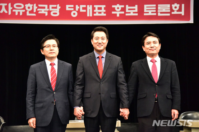 【서울=뉴시스】 국회사진기자단 = 15일 오후 경기도 부천 OBS경인TV에서 열린 자유한국당 2.27 전당대회 당대표 후보들의 첫 번째 TV토론회에서 황교안-오세훈-김진태 후보가 손을 잡고 포즈를 취하고 있다. 2019.02.15. photo@newsis.com