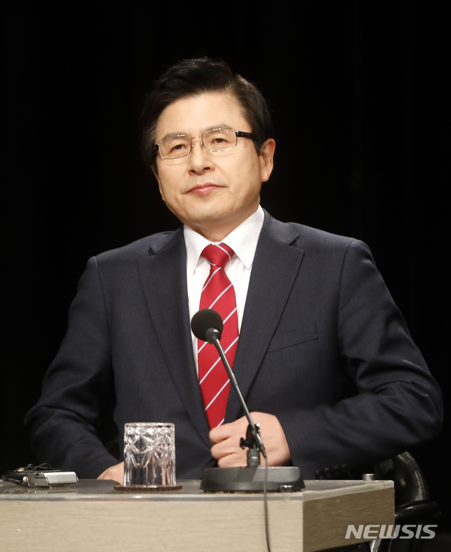 【부천=뉴시스】국회사진기자단 = 15일 오후 경기도 부천시 OBS 경인TV 스튜디오에서 열린 자유한국당 당대표 후보 토론회에서 황교안 후보가 옷을 만지고 있다. 2019.02.15.photo@newsis.com