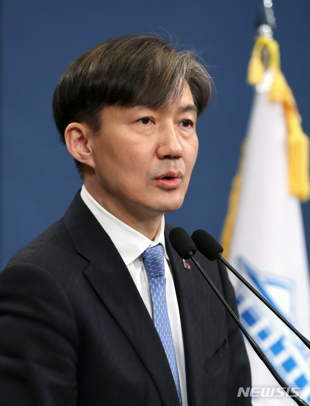 【서울=뉴시스】박진희 기자 = 조국 민정수석이 15일 청와대 춘추관 브리핑룸에서 '국가정보원·검찰·경찰 개혁 전략회의' 관련 브리핑을 하고 있다. 2019.02.15. pak7130@newsis.com