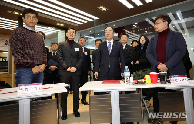 【서울=뉴시스】김선웅 기자 = 홍남기 경제부총리 겸 기획재정부 장관이 15일 오후 서울 노원구 인덕대학교를 방문해 학교 내 시설을 찾아 관계자들을 격려하고 있다. 2019.02.15. mangusta@newsis.com