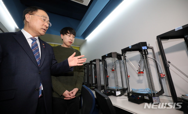 【서울=뉴시스】김선웅 기자 = 홍남기 경제부총리 겸 기획재정부 장관이 15일 오후 서울 노원구 인덕대학교를 방문해 학교 내 3D프린터 시설을 둘러보고 있다. 2019.02.15. mangusta@newsis.com