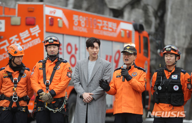 【남양주=뉴시스】소방청 명예소방관인 배우 박해진이 지난 2월 15일 경기 남양주시 중앙119구조본부 수도권 119특수구조대에서 열린 훈련 시연 행사에 참여한 모습. (사진= 뉴시스 DB)
