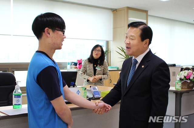 【서울=뉴시스】 15일 기찬수 병무청장이 인천시 미추홀구 인천병무지청 병역판정검사장을 방문하여 병역의무자를 격려하고 있다. 2019.02.15. (사진=병무청 제공) photo@newsis.com
