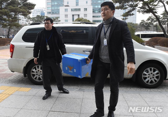 【대전=뉴시스】함형서 기자 = 대전지방경찰청 광역수사대 수사관들이 15일 오후 대전 한화공장에서 압수수색을 실시한 뒤&nbsp; 압수품을 들고 지방청 안으로 들어오고 있다. 2019.02.15.foodwork23@newsis.com