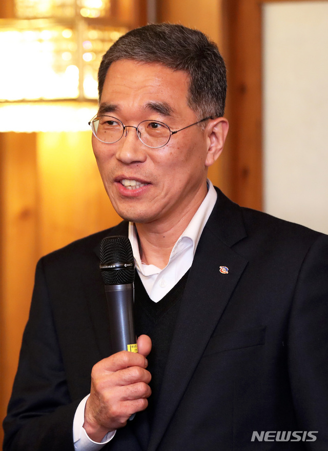 【서울=뉴시스】이윤청 수습기자 = 김주영 한국노총 위원장이 15일 서울 종로구 국무총리공관에서 열린 한국노총 지도부 만찬에 참석해 인사말을 하고 있다. 2019.02.15.&nbsp; radiohead@newsis.com