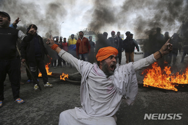 【잠무=AP/뉴시스】15일(현지시간) 인도 잠무에서 한 시위대가 전날 인도령 카슈미르주 스리나가르에서 발생한 경찰 버스 자살폭탄 테러에 분노해 구호를 외치며 시위하고 있다.&nbsp; 14일의 차량 자살폭탄 테러로 사망자가 최소 40명으로 늘어났으며 이는 분쟁지역인 이 지역 역사상 가장 치명적인 공격이 됐다고 현지 보안 관계자가 밝혔다. 2019.02.15.&nbsp; 