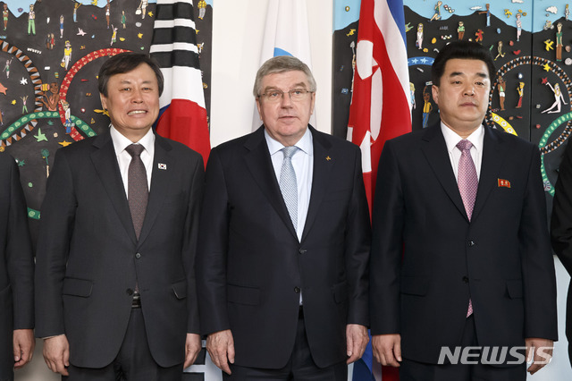 【로잔=AP/뉴시스】 15일 도종환 문화체육부장관(왼쪽)과 북한의 김일국 북한올림픽위원회위원장 겸 체육상이 스위스 로잔 국제올림픽위원회(IOC) 본부에서 토마스 바흐 !OC 위원장과 나란히 서서 포즈를 취하고 있다. 남북한 체육장관은 2032 하계올림픽 남북한 공동개최 유치를 위해 로잔 본부를 방문했다. 2019. 2. 15.&nbsp; 
