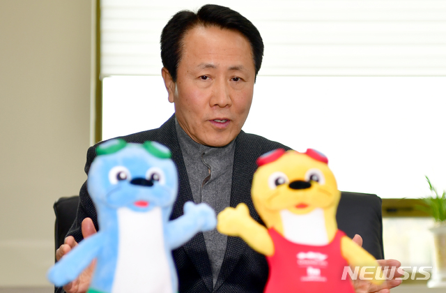 【광주=뉴시스】류형근 기자 = 2019광주세계수영선수권대회를 140여일 앞둔 17일 광주 동구 세계수영대회조직위원회에서 조영택 사무총장이 뉴시스와 인터뷰를 하고 있다. 2019.02.17. hgryu77@newsis.com