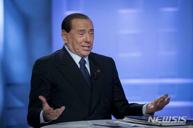 【로마=AP/뉴시스】 이탈리아 의회에서는 2일(현지시간) '리벤지 포르노' 처벌 강화법이 만장일치로 통과됐다. 이에 따라 성관계 몰카를 유포할 경우 최대 6년의 징역형과 1만5000유로(약 1900만원)의 벌금형에 처하게 된다. 해당 법은 실비오 베를루스코니(사진) 전 총리가 이끄는 중도우파 정당 '포르자 이탈리아(FI·전진 이탈리아)'가 제안한 것으로 법안이 통과되자 FI 의원들은 "야당의 승리"라며 크게 환호했다. 사진은 2월15일 TV 토론에 나선 베를루스코니 전 총리. 2019.04.03.