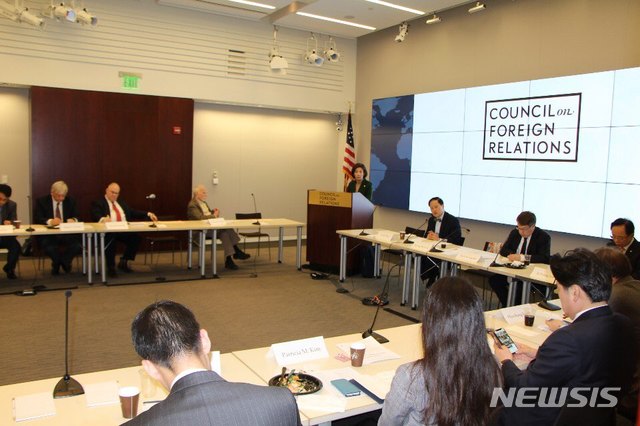 【서울=뉴시스】나경원 자유한국당 원내대표가 14일(현지시간) 미국 외교협회 주최 간담회에 참석해 이번 방미 목적과 2차 북미회담 전망 등 미국 의회 관계자들과의 면담 내용 일부를 전하고 있다. (사진 = 나경원 원내대표실 제공) 2019.2.16.&nbsp; photo@newsis.com 