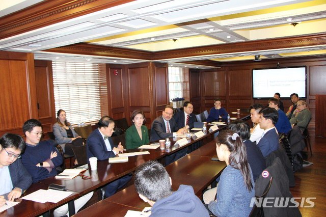 【서울=뉴시스】나경원 자유한국당 원내대표가 14일(현지시간) 조지타운대학교 외교대학원 학생들과의 만남에서 이번 방미 목적과 2차 북미회담 전망 등 미국 의회 관계자들과의 일부 면담 내용을 전하고 있다. (사진 = 나경원 원내대표실 제공) 2019.2.16. photo@newsis.com