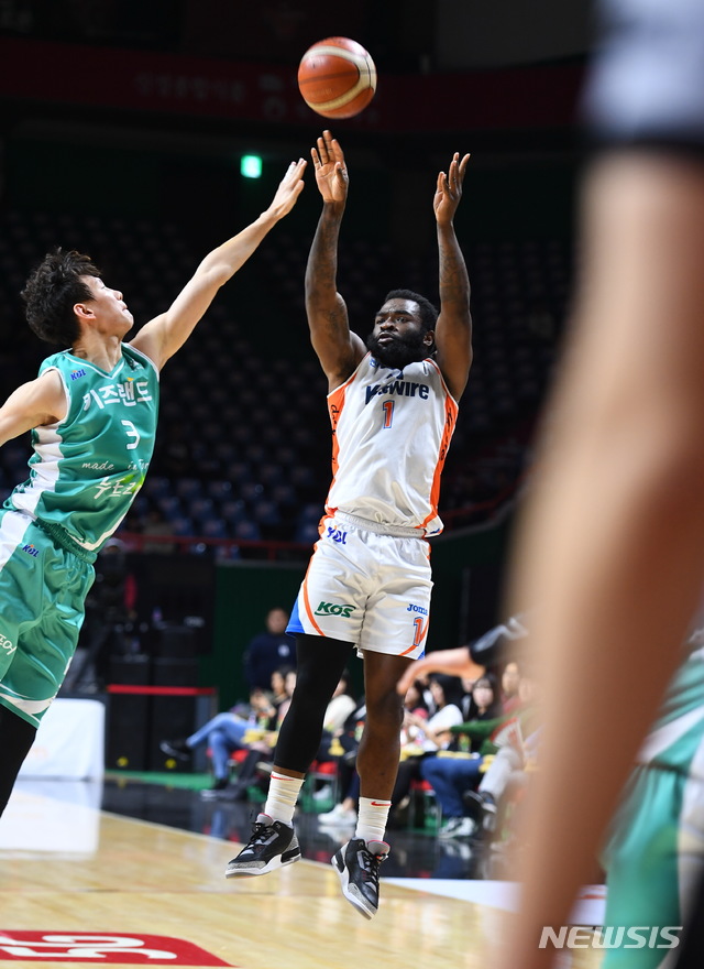 전자랜드 기디 팟츠가 슛을 시도하고 있다 (사진=KBL 제공)