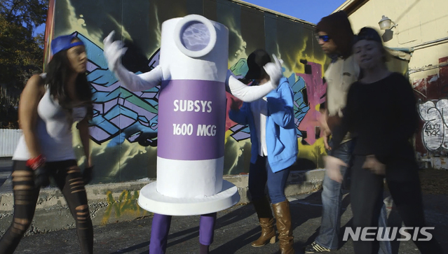 [뉴욕= AP/뉴시스]마약성 진통제 서브시스를 선전하기 위해 만든 제약사인시스의 홍보 동영상. 이 회사로부터 거액 뇌물을 받고 몰핀보다 100배나 더 중독성이 강한 암환자 등 중증환자용 진통제를 처방한 의사들이 맨해튼의 연방법원에서 유죄 판결을 받았다.&nbsp; 