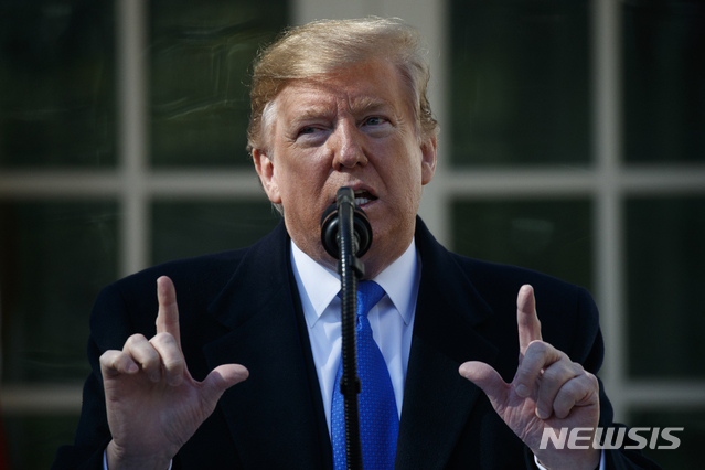 【워싱턴=AP/뉴시스】도널드 트럼프 미국 대통령이 18일(현지시간) 니콜라스 마두로 베네수엘라 대통령의 인도적 원조 거부를 겨냥해 "국민들이 굶는 걸 보길 원한다"고 비난했다. 사진은 지난 15일 트럼프 대통령이 백악관 로즈가든에서 기자회견을 하는 모습. 2019.02.19.