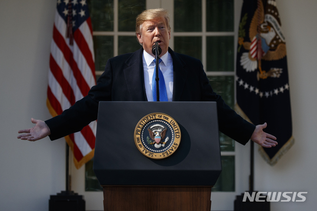 【워싱턴=AP/뉴시스】도널드 트럼프 대통령이 15일(현지시간) 백악관 로즈가든에서 국가비상사태 선포와 관련해 기자회견을 하고 있다. 트럼프 대통령은 기자회견에서 장벽 설치를 위한 국가비상사태 선포 관련 서류에 서명했다고 밝히며 "국경장벽은 선거 공약이어서가 아니라 마약 유입을 막기 위해 필요하다"라며 "범죄자들이 미국에 들어오는 것을 막을 것"이라고 말했다. 국가비상사태는 헌법에 명시된 대통령의 권한으로 전쟁 등 비상 상황이 닥쳤을 때 행정부가 위기에 빠르게 대처하기 위한 목적으로 선포할 수 있다. 2019.02.16.