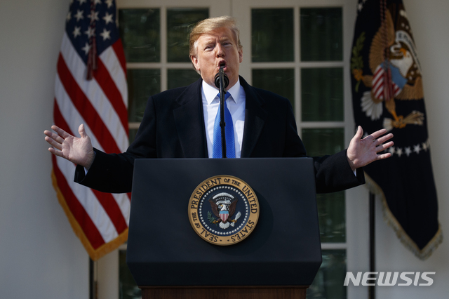 【워싱턴=AP/뉴시스】도널드 트럼프 미 대통령이 15일(현지시간) 백악관 로즈 가든에서 기자회견을 갖고 있다.