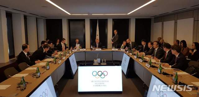 【서울=뉴시스】배훈식 기자 = 지난 15일(한국시간) 스위스 로잔 국제올림픽위원회(IOC) 본부에서 열린 남북-IOC 3자 고위급 회담에서 토마스 바흐 IOC위원장, 도종환 문화체육부장관, 김일국 북한 체육상, 이기흥 대한체육회장 등이 2020년 도쿄 하계올림픽대회 남북단일팀 구성에 합의하고 있다. 2019.02.16.(사진=대한체육회 제공)  photo@newsis.com